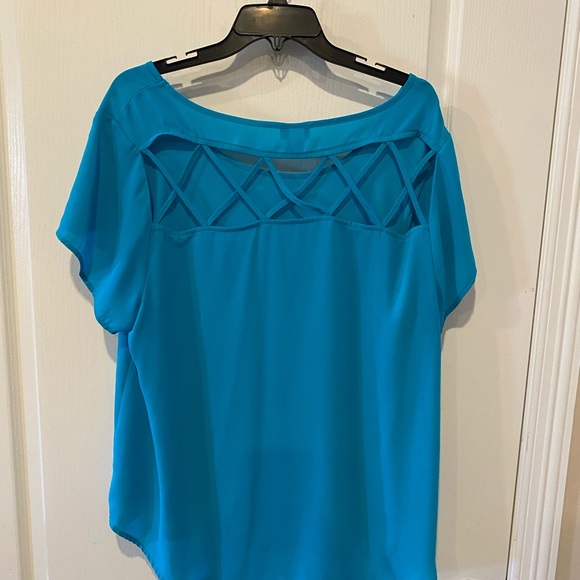 Torrid turquoise Blouse with cut out pattern On back size 1 - Picture 3 of 3